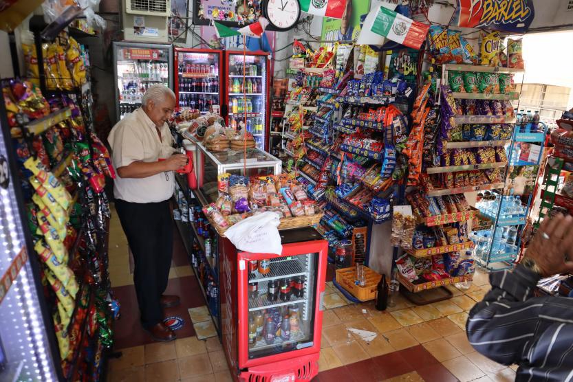 $!Un vecino de la zona afirmó que continúa yendo a la tienda de abarrotes por los precios bajos que mantiene.