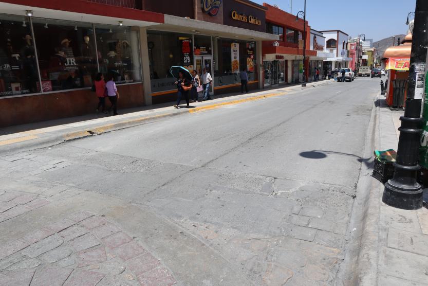 $!Al menos desde el 2019 las calles con concreto estampado se han reparado chapopote que se usa comúnmente en el resto de vialidades.