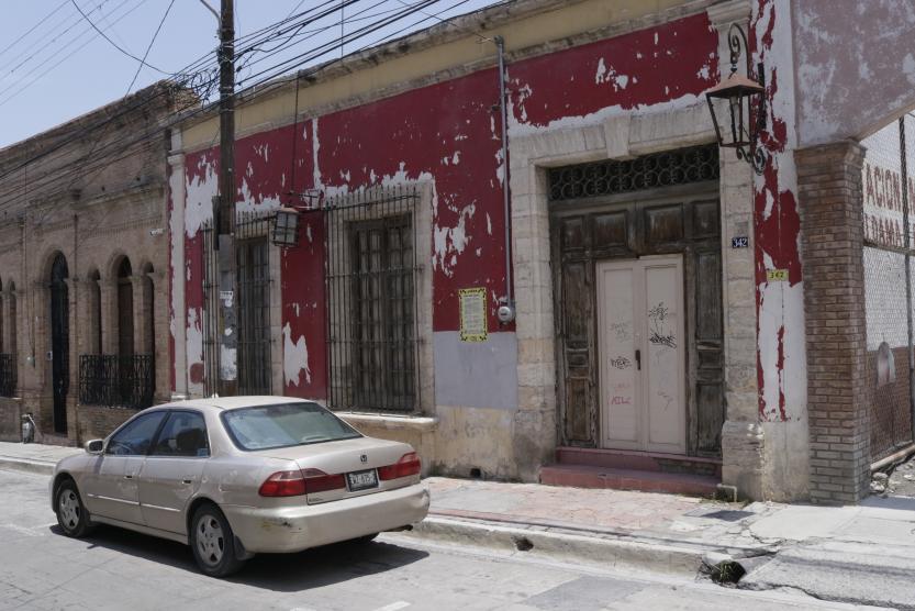 $!Las dos ventanas de la casa dan hacia un terreno que actualmente es un estacionamiento público.