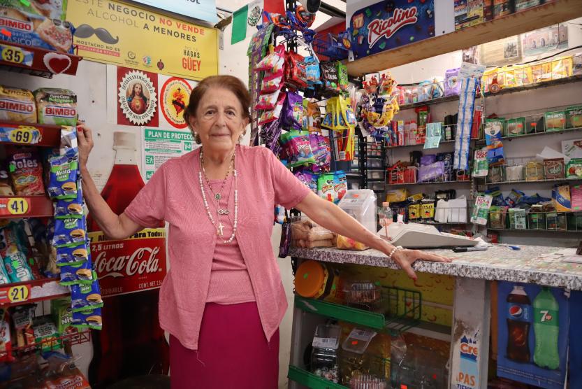 $!Una tienda de abarrotes que desafía el tiempo: la historia de Rosy en la calle José María La Fragua.