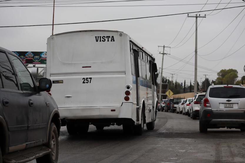 $!Usuarios de transporte público expresan su descontento por la limitada ruta de acceso al Hospital General de Saltillo.