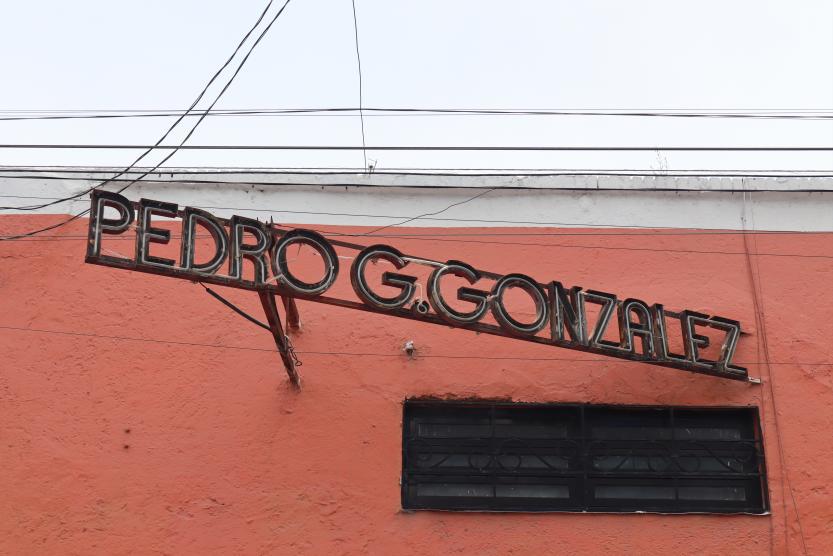 $!Además, en su cruce con Miguel Hidalgo, hace falta detenerse y voltear en sentido contrario al sentido de los automóviles para mirar el letrero de “Pedro González”, donde se ubicaba “la tienda de las mil cosas”.