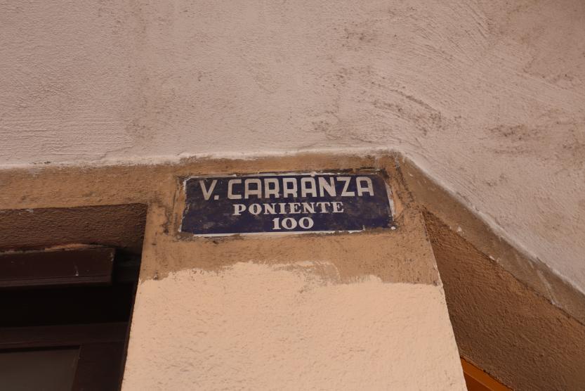 $!En su cruce con la calle Ignacio Zaragoza, sobre uno de los edificios de la acera sur, se mantiene un letrero antiguo con la leyenda “V. Carranza”, antiguo nombre de la vialidad.