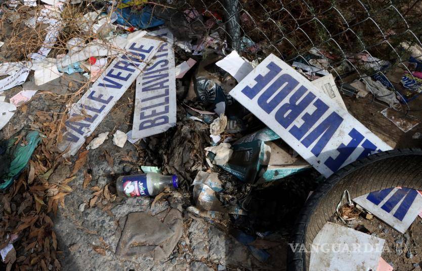 $!El deterioro del espacio ha generado un ambiente de inseguridad en la colonia, con temores a posibles incendios debido a la maleza y basura.