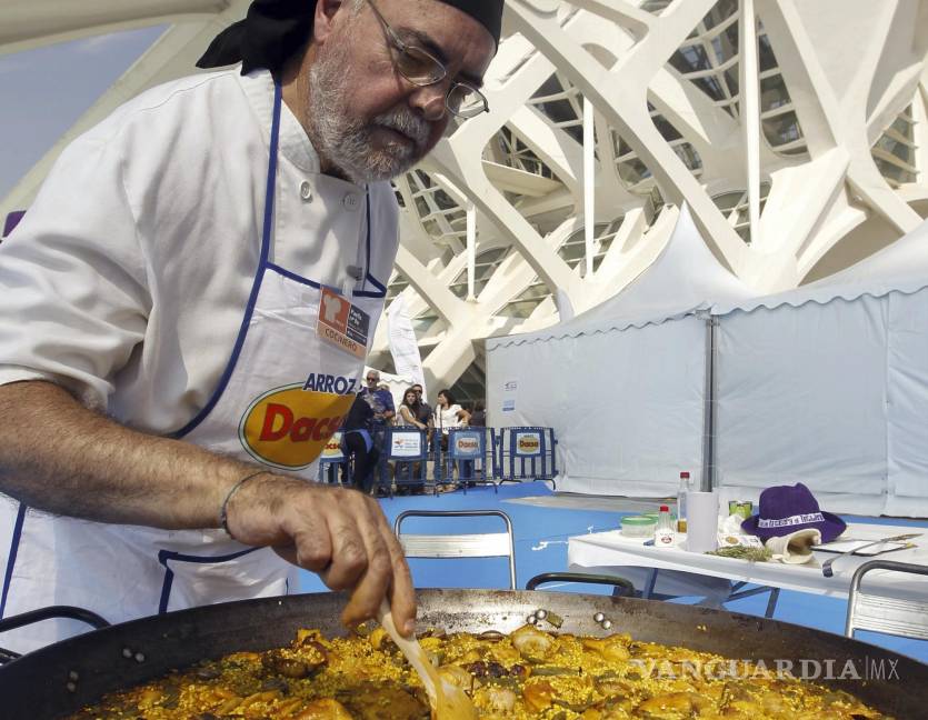 $!Un cocinero prepara una paella en Valencia (este de España), donde es famoso este plato y para el que es imprescindible el azafrán.