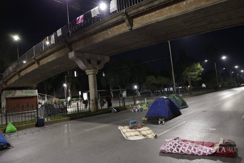 $!Son pocos los estudiantes, sin embargo, son los suficientes para cerrar la vialidad en ambos sentidos, impidiendo el paso vehicular.