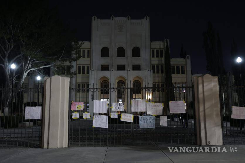 $!Noche de protesta, día de congestión: el bulevar V. Carranza se convierte en epicentro de una lucha estudiantil por la transparencia en la elección de rector.