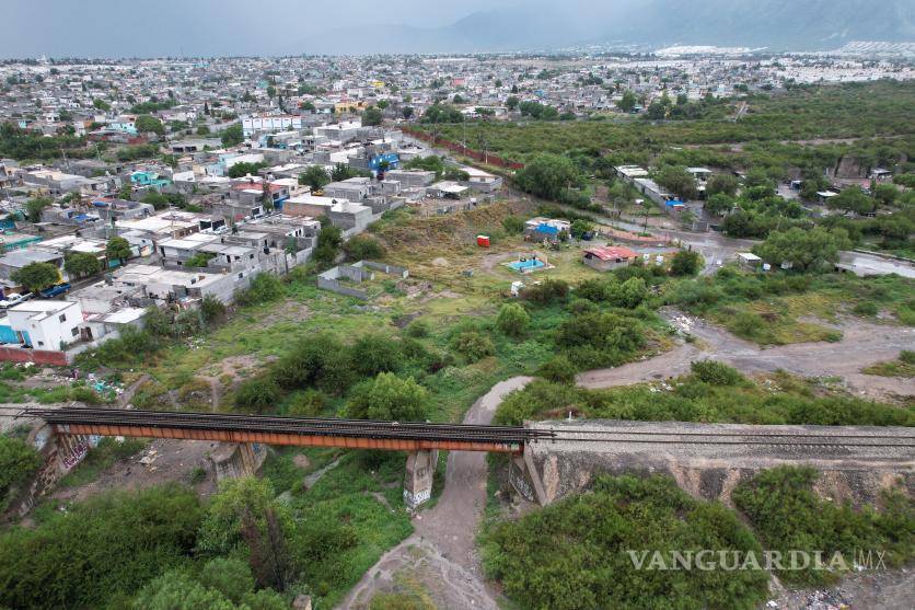 $!El relleno habría bloqueado el paso que existía debajo del puente y provocado encharcamientos y acumulación de vegetación.