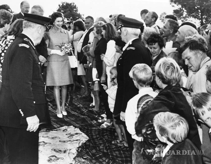 $!Residentes locales que esperaron por horas para saludar a la reina Isabel II de Gran Bretaña tras su llegada a Mercury Bay, Nueva Zelanda el 23 de marzo de 1970. AP