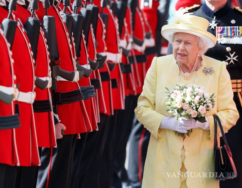 $!La reina Isabel II asiste a la ceremonia de las llaves en el Palacio de Holyroodhouse en Edimburgo, Escocia (Reino Unido). EFE/EPA/Robert Perry