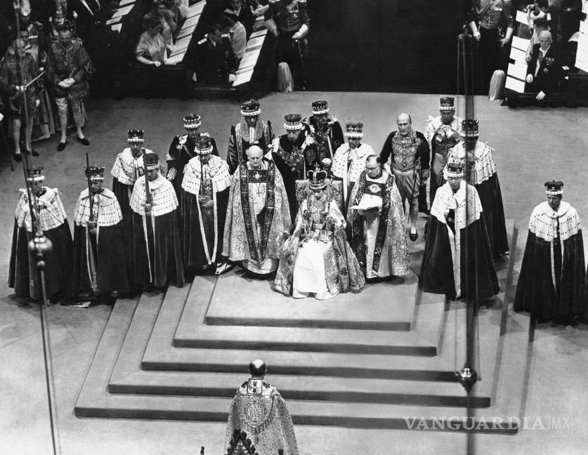 $!ARCHIVO – La reina Isabel II sentada en el trono tras su coronación en la Abadía de Westminster en Londres el 2 de junio de 1953.