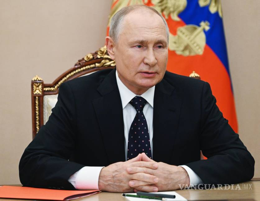 $!El presidente ruso Vladimir Putin preside una reunión con miembros del Consejo de Seguridad a través de una videoconferencia en el Kremlin en Moscú, Rusia.