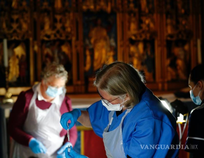 $!Músico de la Catedral de Salisbury toca música mientras reciben la vacuna contra la COVID-19