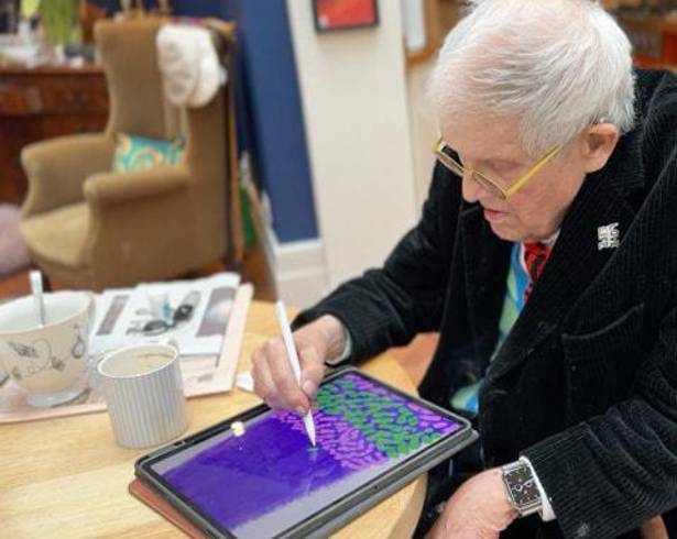 Arte. La experimentación tecnológica fue una constante en la trayectoria de David Hockney, quien incorporó herramientas digitales como el iPad a su proceso artístico.
