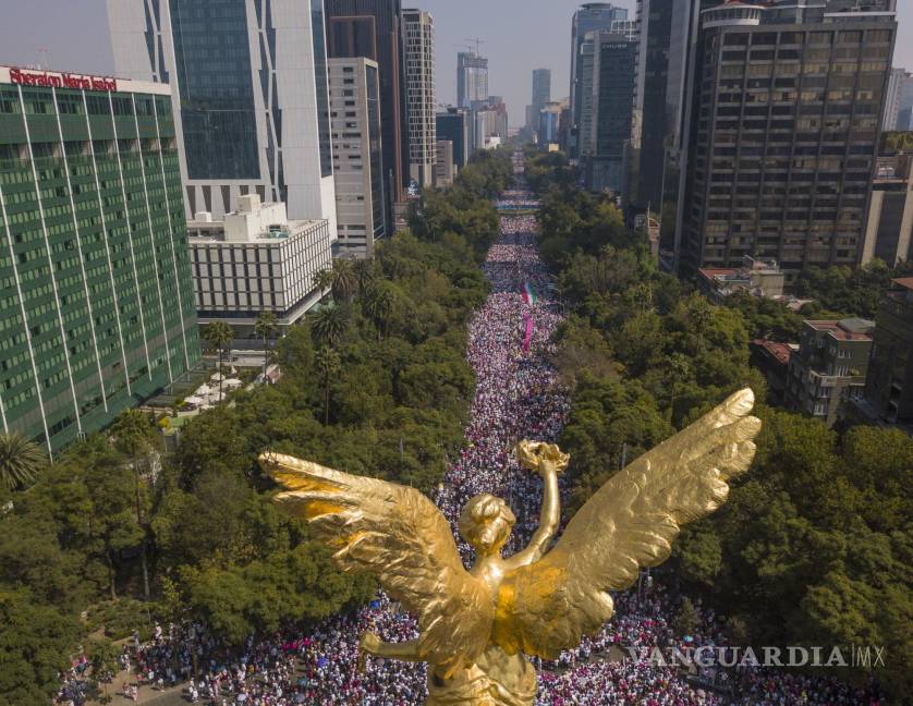 $!Fotografía tomada desde un drone donde se observa a miles de personas marchando este domingo por la avenida Paseo de la Reforma, en CDMX.