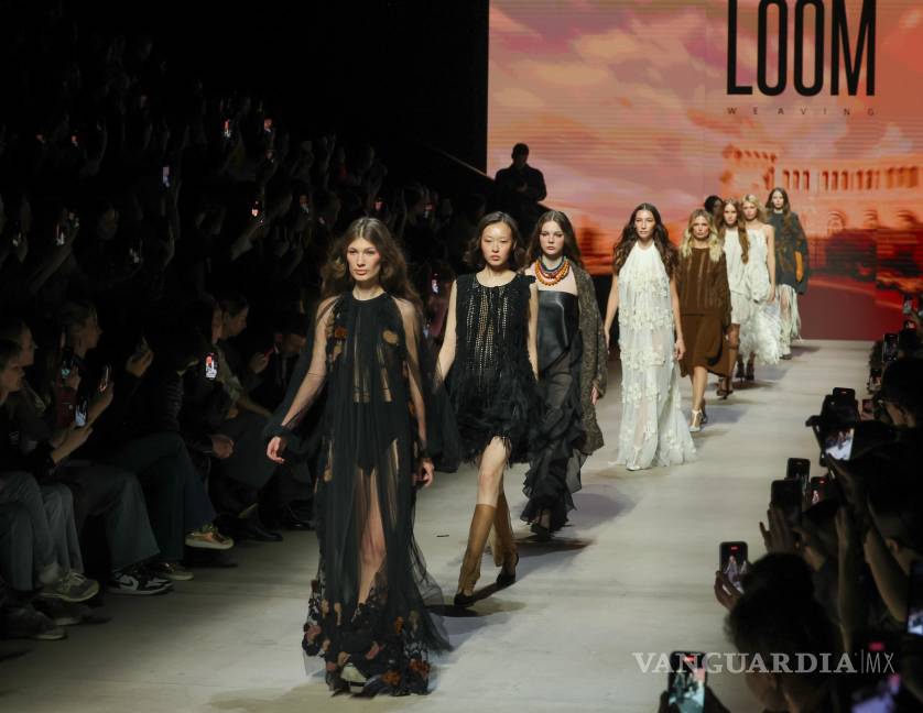 $!Tejido en telar en la Semana de la Moda de Moscú.