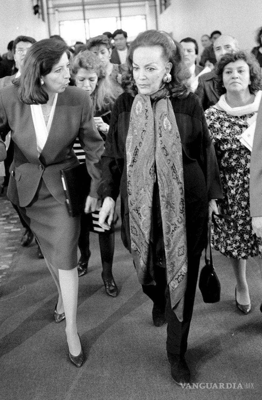 $!La actriz María Felix durante la donación de libros al Archivo General de la Nación el 7 de abril de 2002.