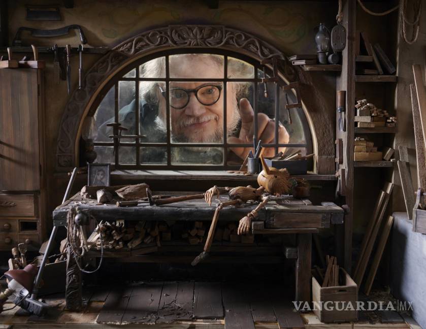 $!En esta imagen proporcionada por Netflix, Guillermo del Toro en el plató de Guillermo del Toro's Pinocchio (“Pinocho de Guillermo del Toro”). (Netflix vía AP)