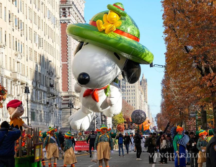 $!El globo de Snoopy con el pájaro Woodstock cabalgando en el 97º Desfile Anual del Día de Acción de Gracias de Macy’s en Nueva York, Nueva York