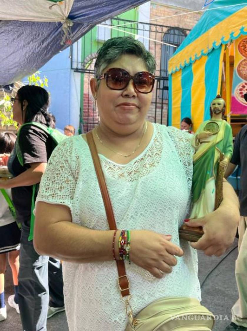 $!Jessica Patricia sostiene con fuerza la figura del santo mientras comparte su testimonio sobre los ataques convulsivos que ha vivido desde la adultez, agradeciendo cada día de vida.