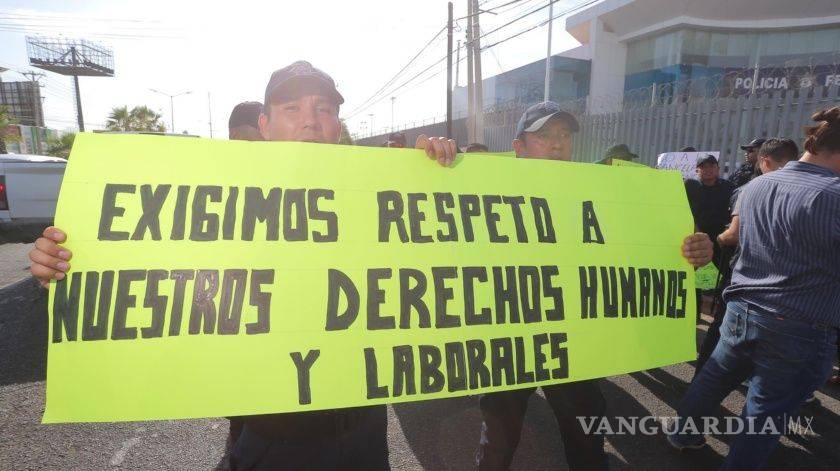 Policías federales 'rebeldes' invitan a Felipe Calderón para que sea su líder sindical