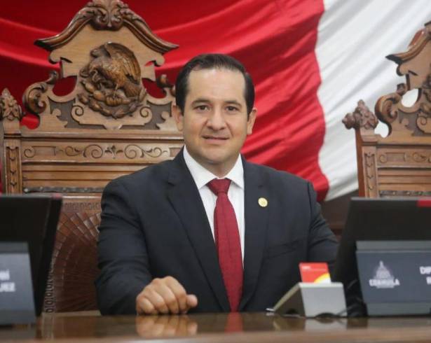 Guillermo Ruiz Guerra, diputado local, durante un encuentro con medios en Piedras Negras.