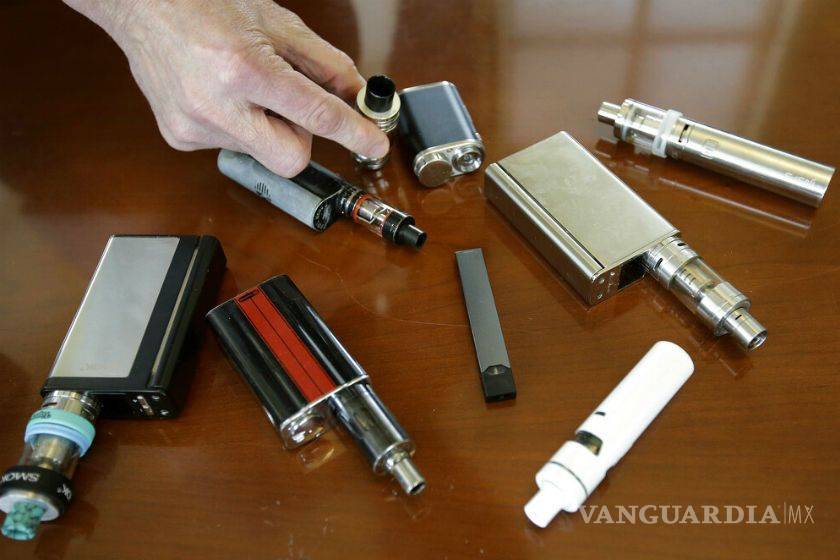 $!Decreta Trump prohibición a venta de cigarros electrónicos de sabores por misteriosa epidemia