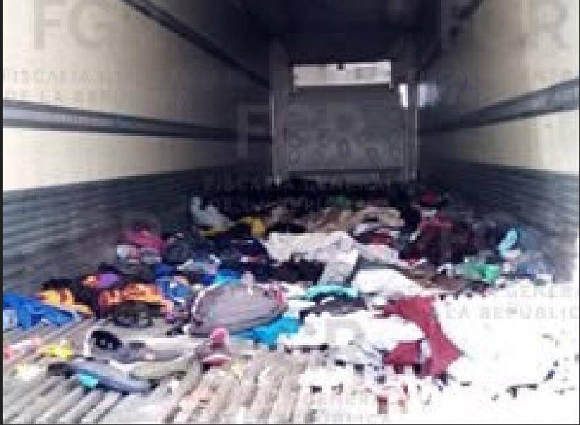 $!Los migrantes eran trasladados hacinados en la caja de un tráiler.