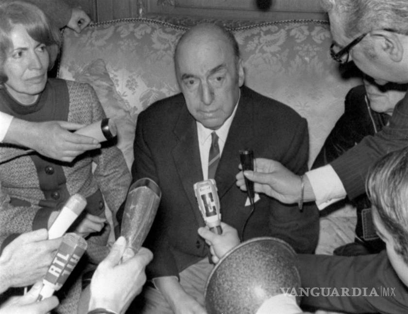 $!Fotografía de archivo fechada el 21 de octubre de 1971 que muestra al poeta Pablo Neruda, por entonces embajador de Chile en Francia, mientras da declaraciones a la prensa tras conocer que fue laureado con el Premio Nobel de Literatura, en París (Francia). EFE/UPI