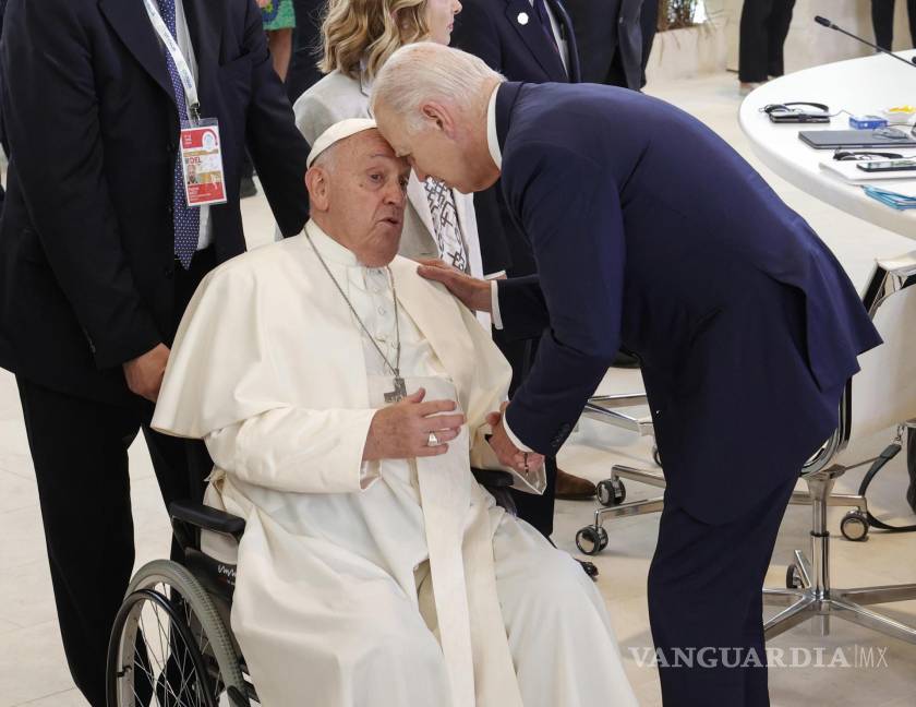 $!Joe Biden, mandatario estadounidense saluda al Papa Francisco durante la ‘Sesión VI: Inteligencia artificial, energía, África-Mediterráneo’ en Borgo Egnazia.
