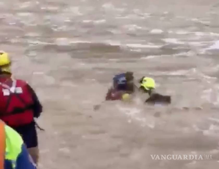 $!Corriente casi se lleva a perro en Santa Catarina, Nuevo León; graban su rescate (VIDEO)