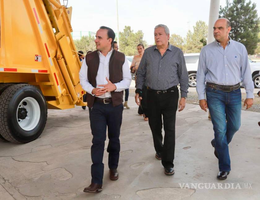 $!El gobernador Manolo Jiménez Salinas y el alcalde José María Fraustro Siller hicieron la entrega de los camiones recolectores.