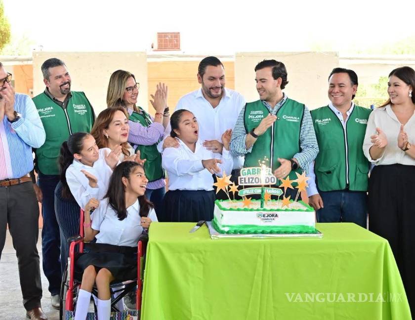 $!En el acto de anuncio de obras se dieron tiempo para el festejo, celebrando el cumpleaños del coordinador general de Mejora Coahuila.