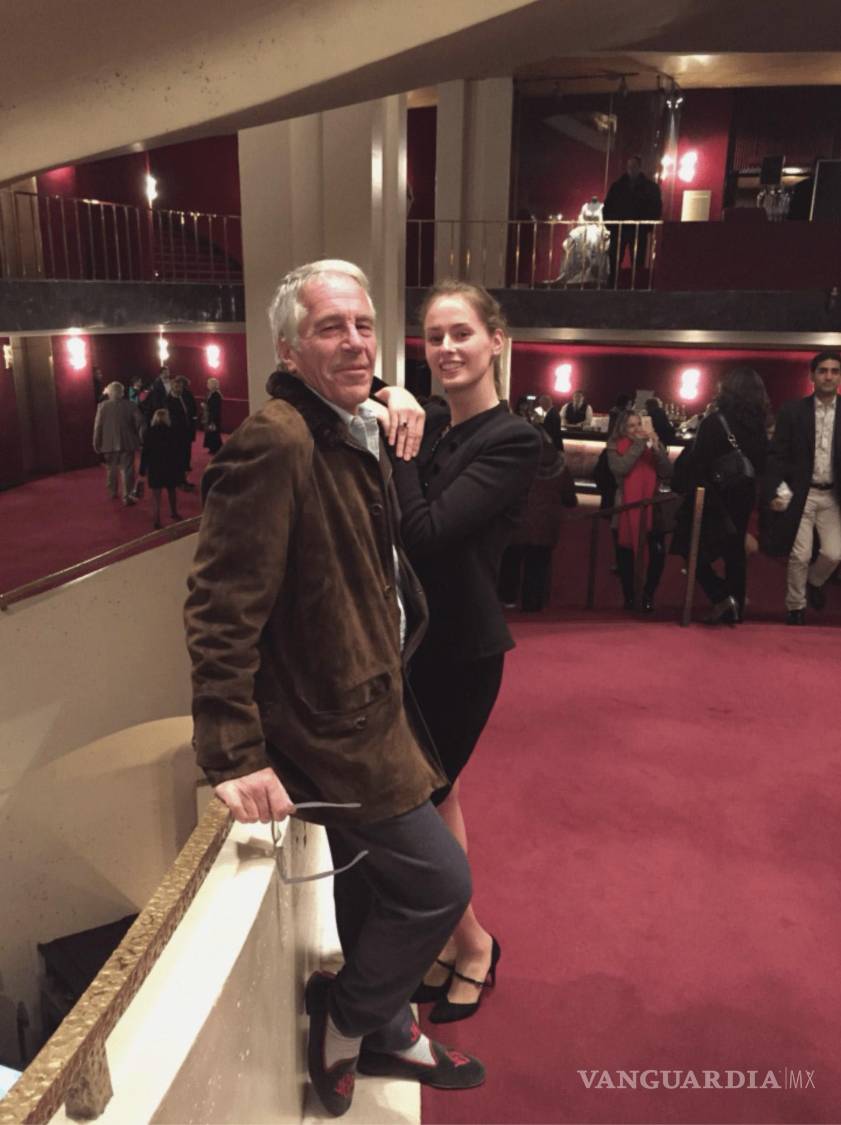 $!Una imagen proporcionada por el Departamento de Justicia muestra a Jeffrey Epstein y a la Dra. Karyna Shuliak en la Ópera Metropolitana de Nueva York.