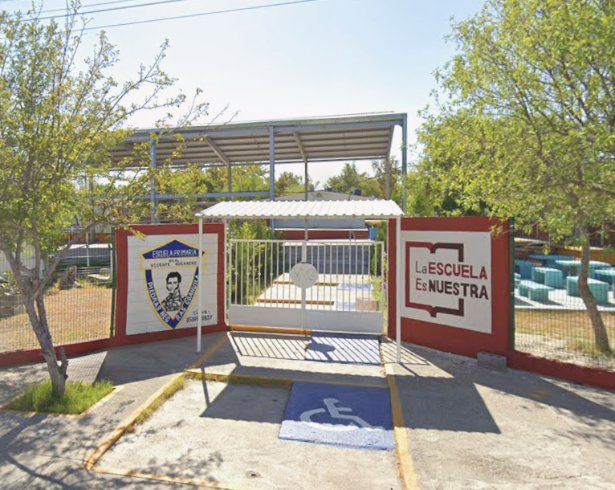 Policías acudieron este miércoles a mediodía a la primaria Vicente Guerrero tras el reporte de un objeto con apariencia de pistola. El hallazgo se realizó dentro de la mochila de un alumno durante el turno vespertino.