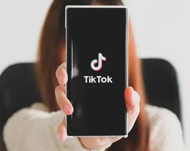 Esta característica, denominada ‘Crea tu voz con IA’ y advertida junto a un repositorio denominado ‘Biblioteca de voces de TikTok’, permite a los usuarios clonar su voz “en solo 10 segundos”