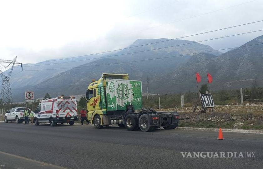 Choca a colega y lo saca de la carretera en Ramos Arizpe