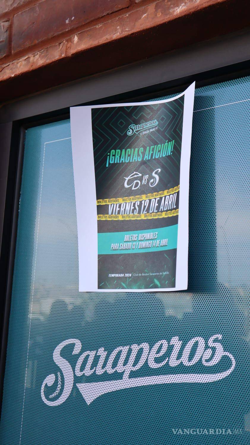 $!Cartelón donde Saraperos informaba que se agotaron las entradas.