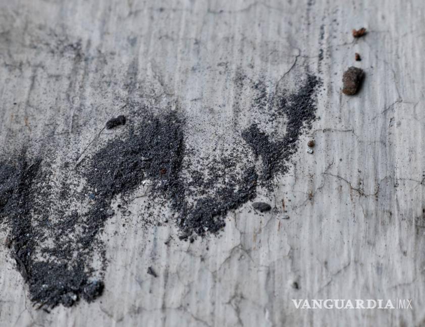 $!Este polvo negro es común verlo por las mañanas en las viviendas de esta zona de Saltillo.
