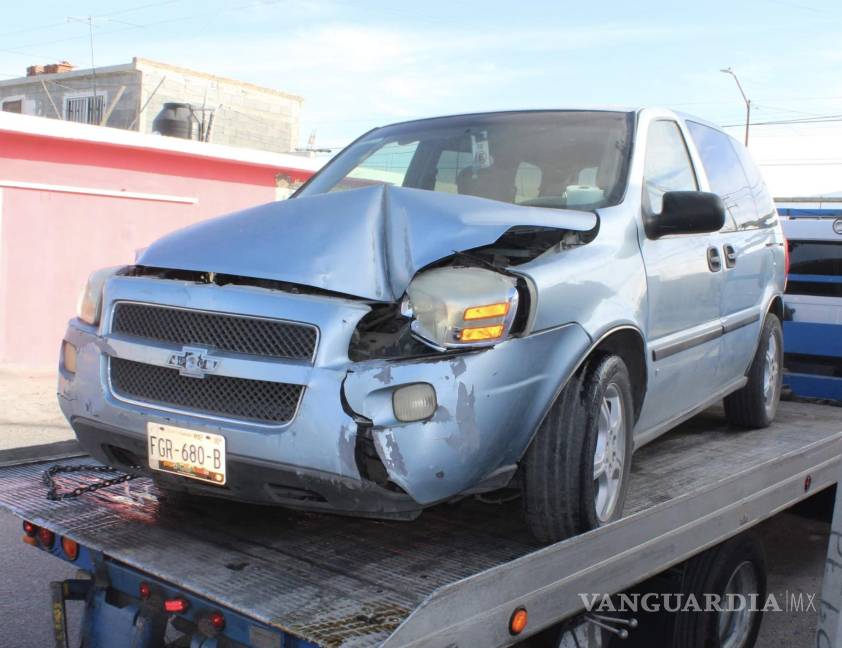 Madre pierde el control de su vehículo y choca contra ‘tiendita’ en Saltillo