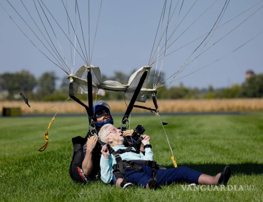 $!Dorothy Hoffner, de 104 años, llega para aterrizar y se convierte en la persona de mayor edad del mundo en saltar en paracaídas.