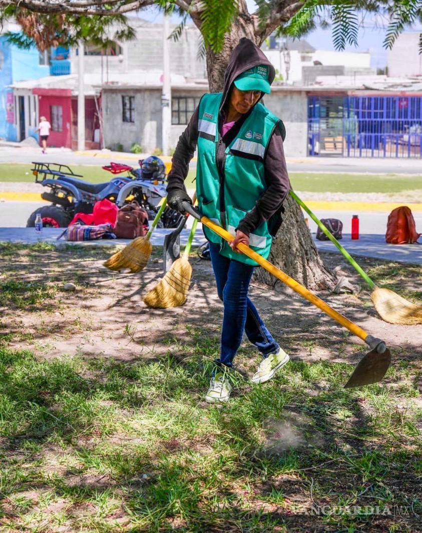 $!Pie de foto 3:Las brigadas municipales también realizan poda, retiro de maleza y limpieza de áreas verdes y espacios públicos.