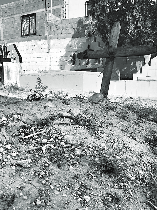 $!¡Lo entierran vivo y sale de su tumba para contarlo!