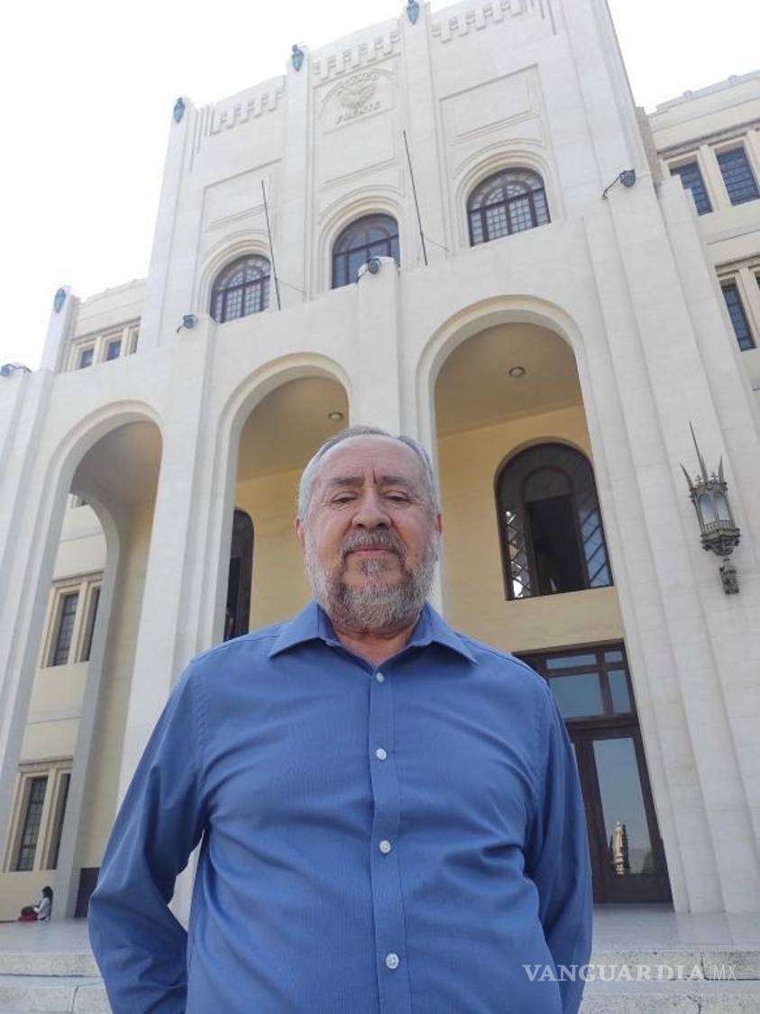 $!Una de las particularidades de Ricardo Galván, al inicio de cada semestre en la materia de física, era pararse, aún cuando le era complicado físicamente, encima del escritorio y desde ahí lanzar una bola de papel al piso, en homenaje a Galilei.