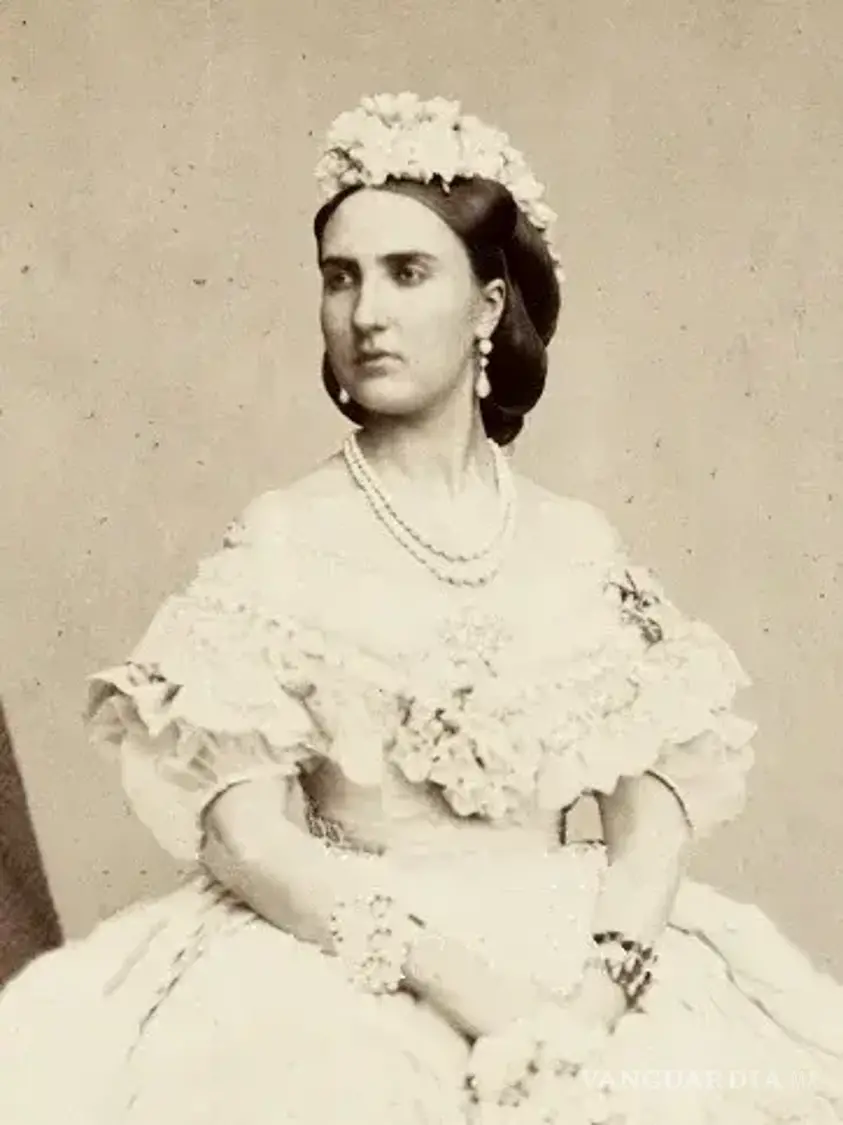 $!Fotografías de Carlota como esta se encontraba en un valioso álbum que fue subastado en Londres en junio de 1869.