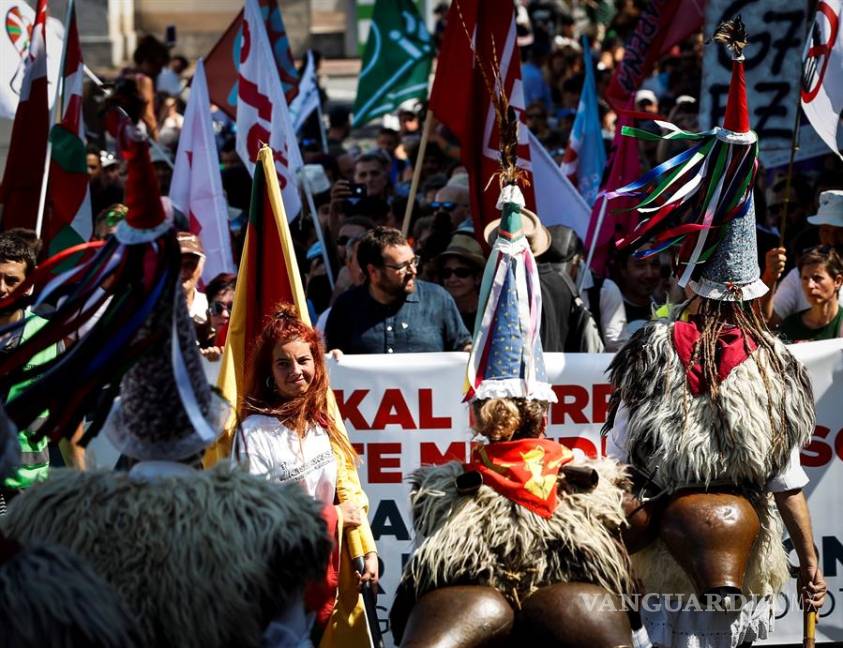 $!Miles de personas protestan contra la cumbre del G7 (fotogalería)