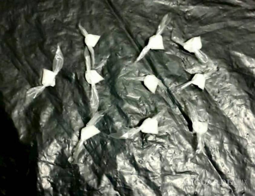 Cae joven que se hacía pasar por policía y vestía chaleco con la leyenda “Operaciones especiales”, en NL