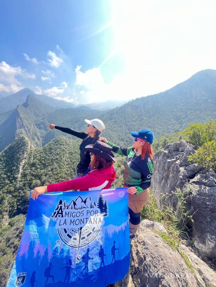 $!Rocío y Gloria durante una de las rutas organizadas por el grupo “Amigos por la Montaña”.