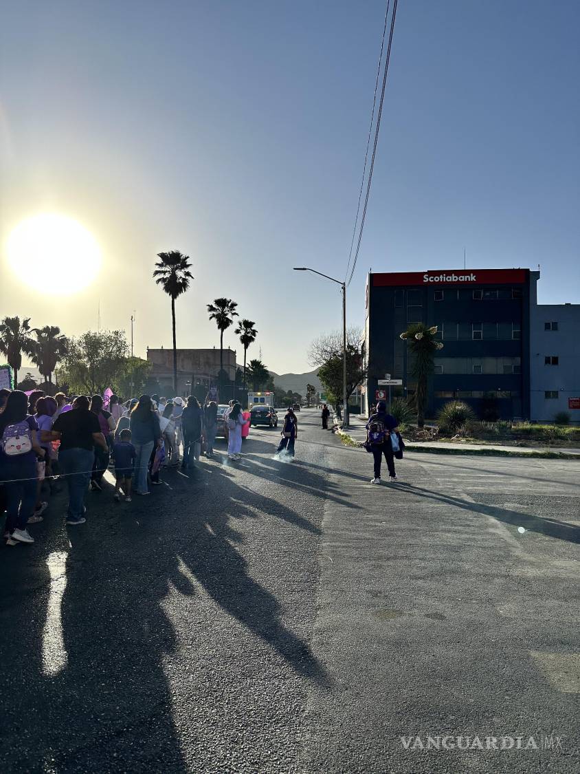 $!Un 8M desde el borde: acompañé a mi hija a una marcha feminista de Saltillo
