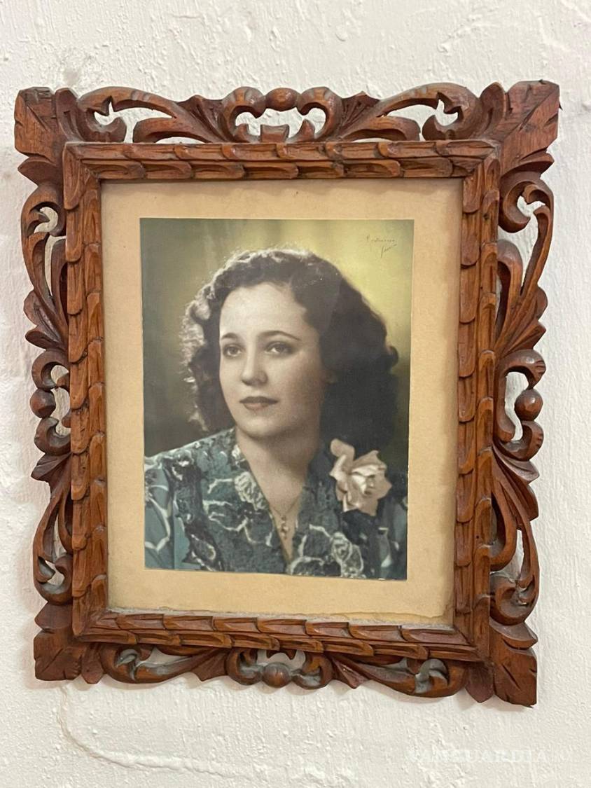 $!Doña María Teresa mantiene una foto de cómo se veía en la época en que se pudo sufragar por primera vez en México.